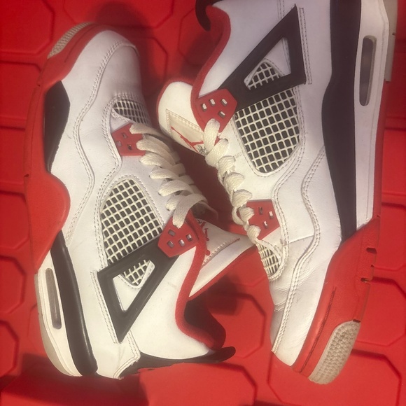 Fire red 4s - Picture 1 of 2